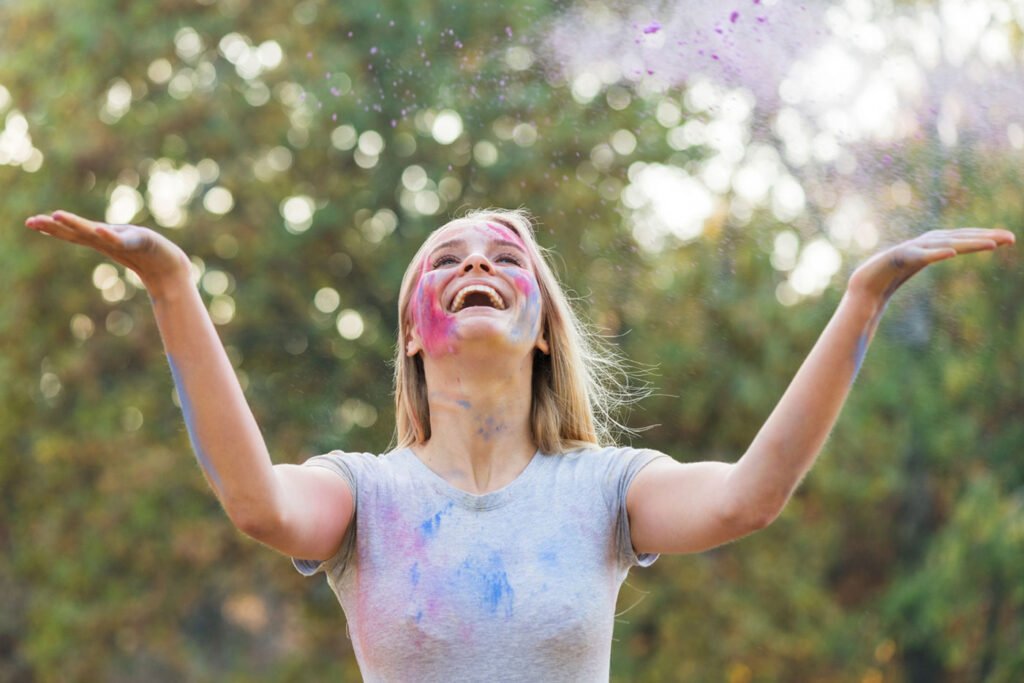 Mujer ríe por como tener pensamientos positivos