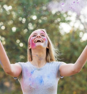 Mujer ríe por como tener pensamientos positivos