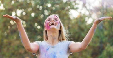 Mujer ríe por como tener pensamientos positivos