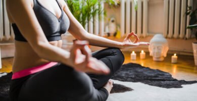 una mujer haciendo yoga despues de leer libros de yoga