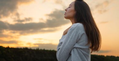 Mujer se siente bien después de leer libro de autoayuda