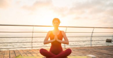 una mujer está meditando porque aprendió gracias a leer libros de meditación